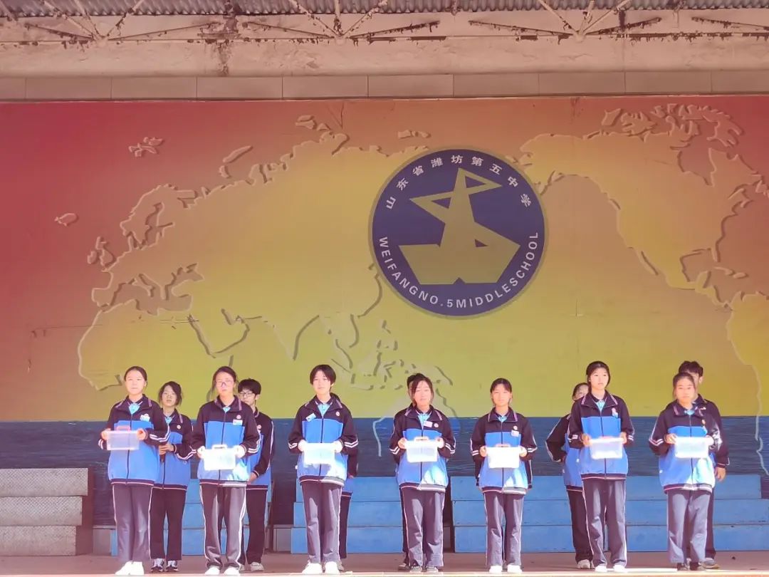 潍坊五中举行"青春快递"封存仪式