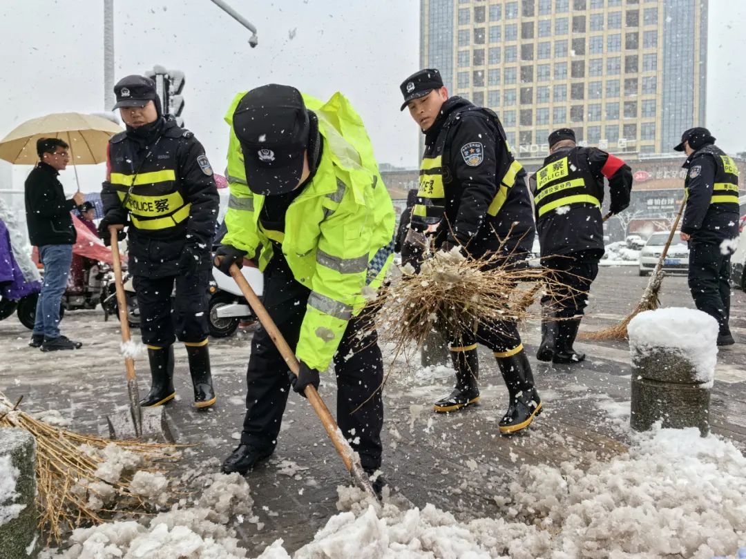 开展铲雪除冰大行动图片