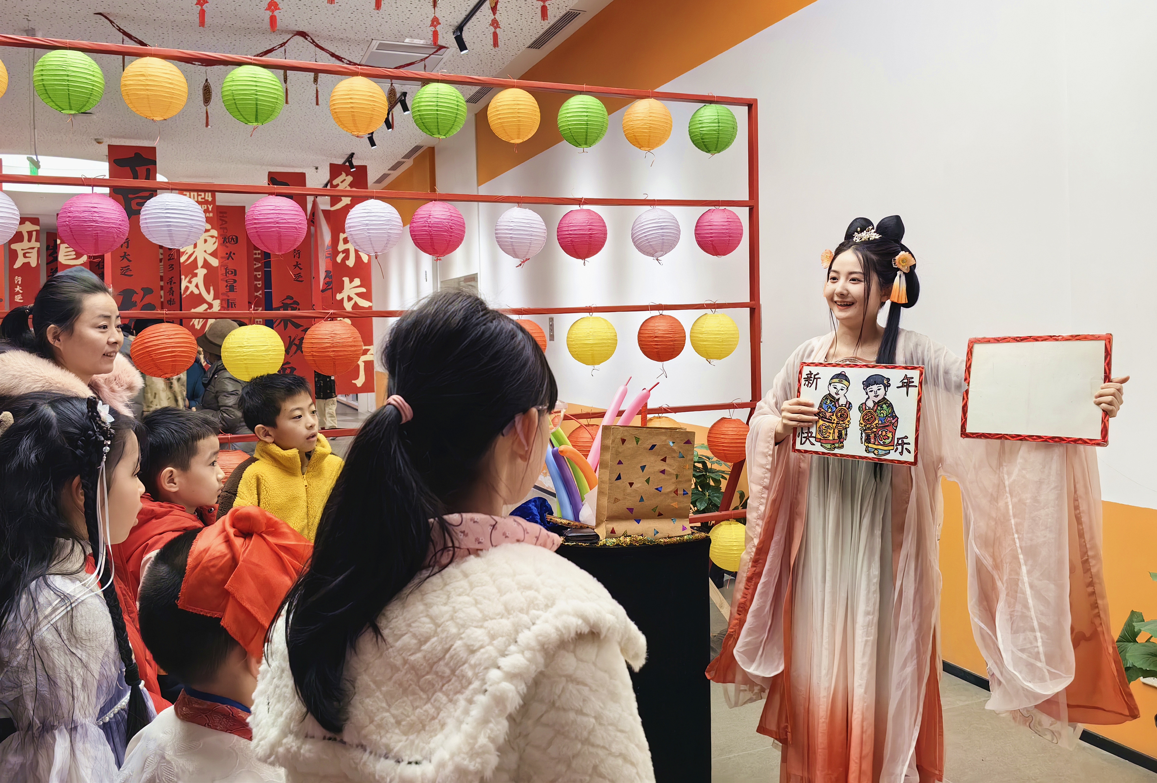 闹元宵喜气洋洋,沉浸游园绰约多姿