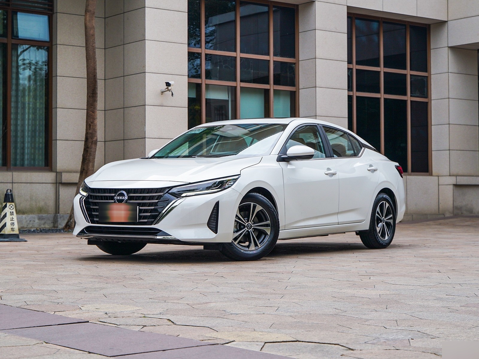 东风日产轩逸经典白色好看吗