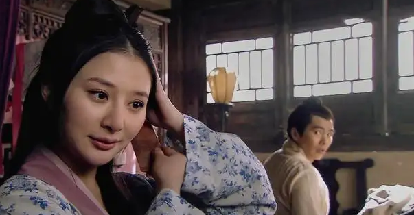 阎婆惜和张三的关系是什么?