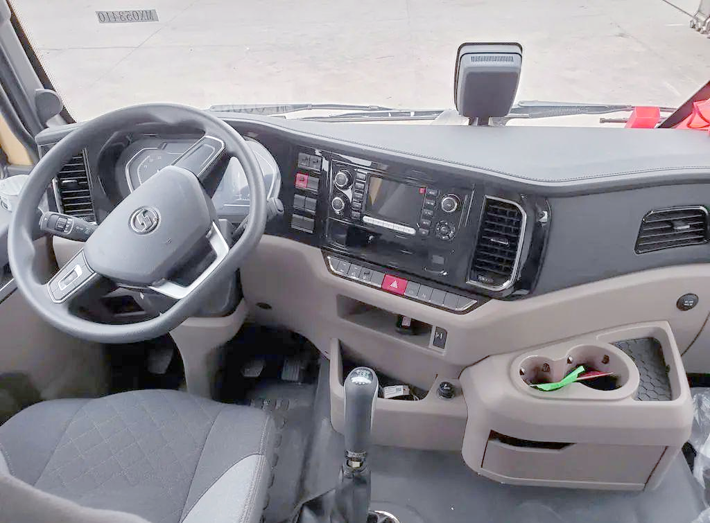 陕汽德龙m3000s国六牵引车:危运之星,升级内饰与动力,全面提升运输