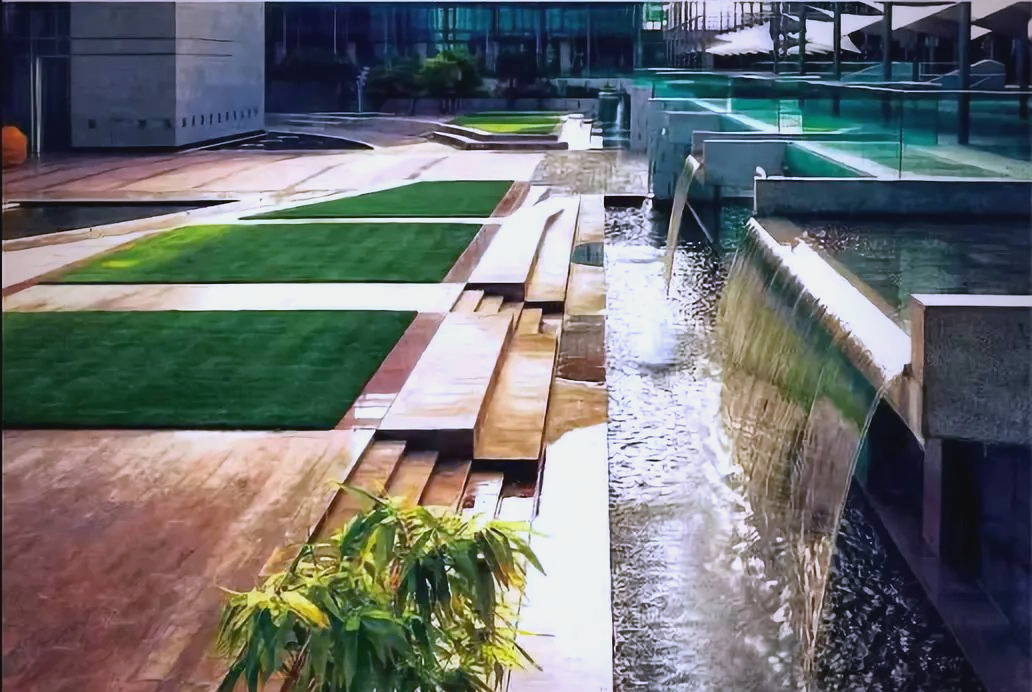 静水面上的跌水,将静谧与动感完美融合,为环境增添了一抹灵动的气息