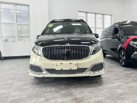 奔驰v260l迈巴赫双拼色六座定制版 霸气外观不比劳斯莱斯差