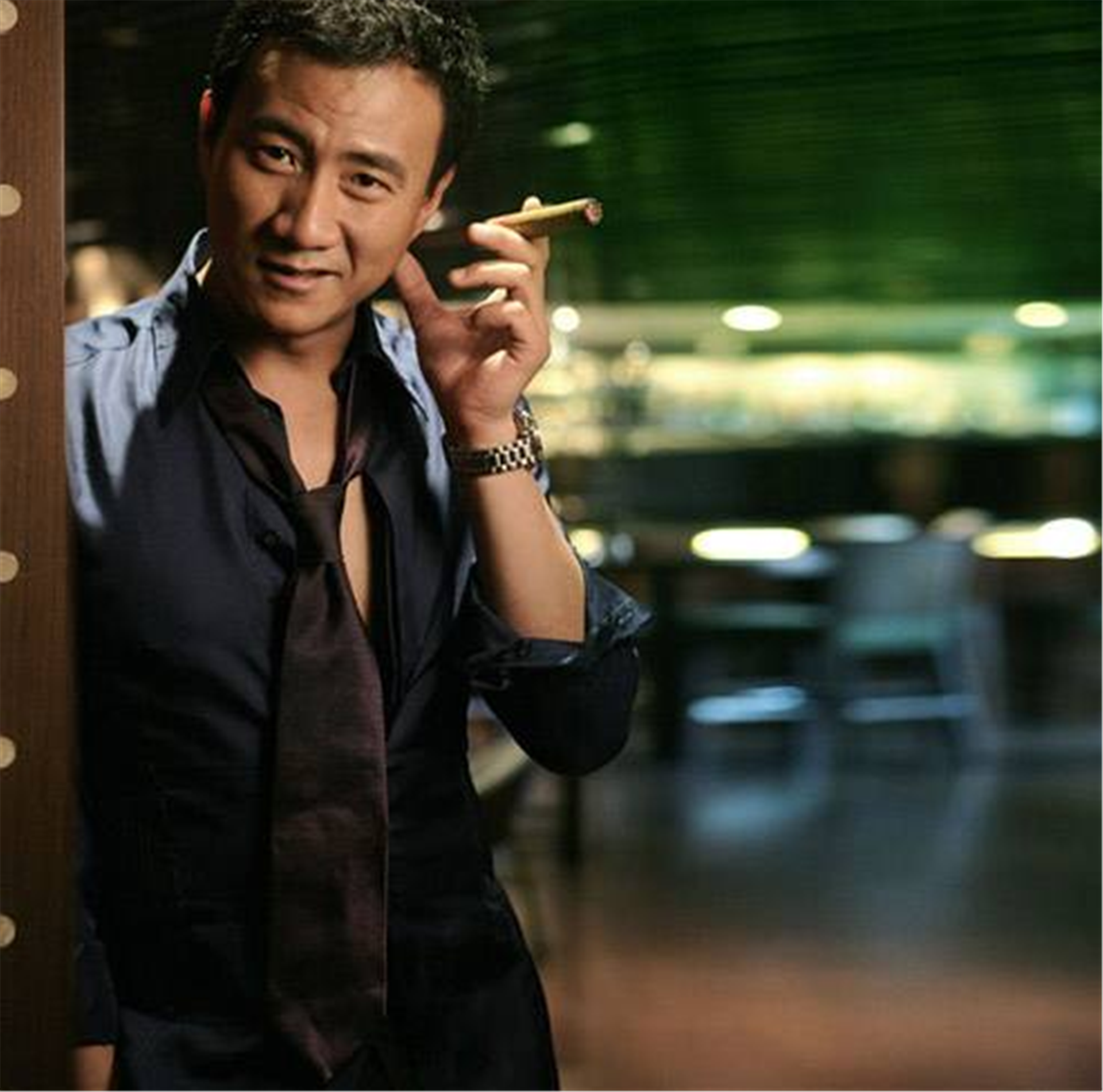 幸福的胡军:家庭显赫,与同事因戏生情,如今儿女双全让人羡慕!