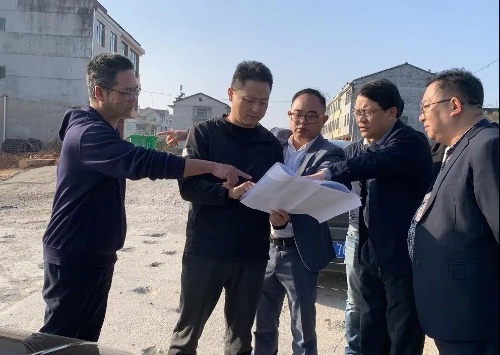 何武飚深入青泥镇调研指导工作