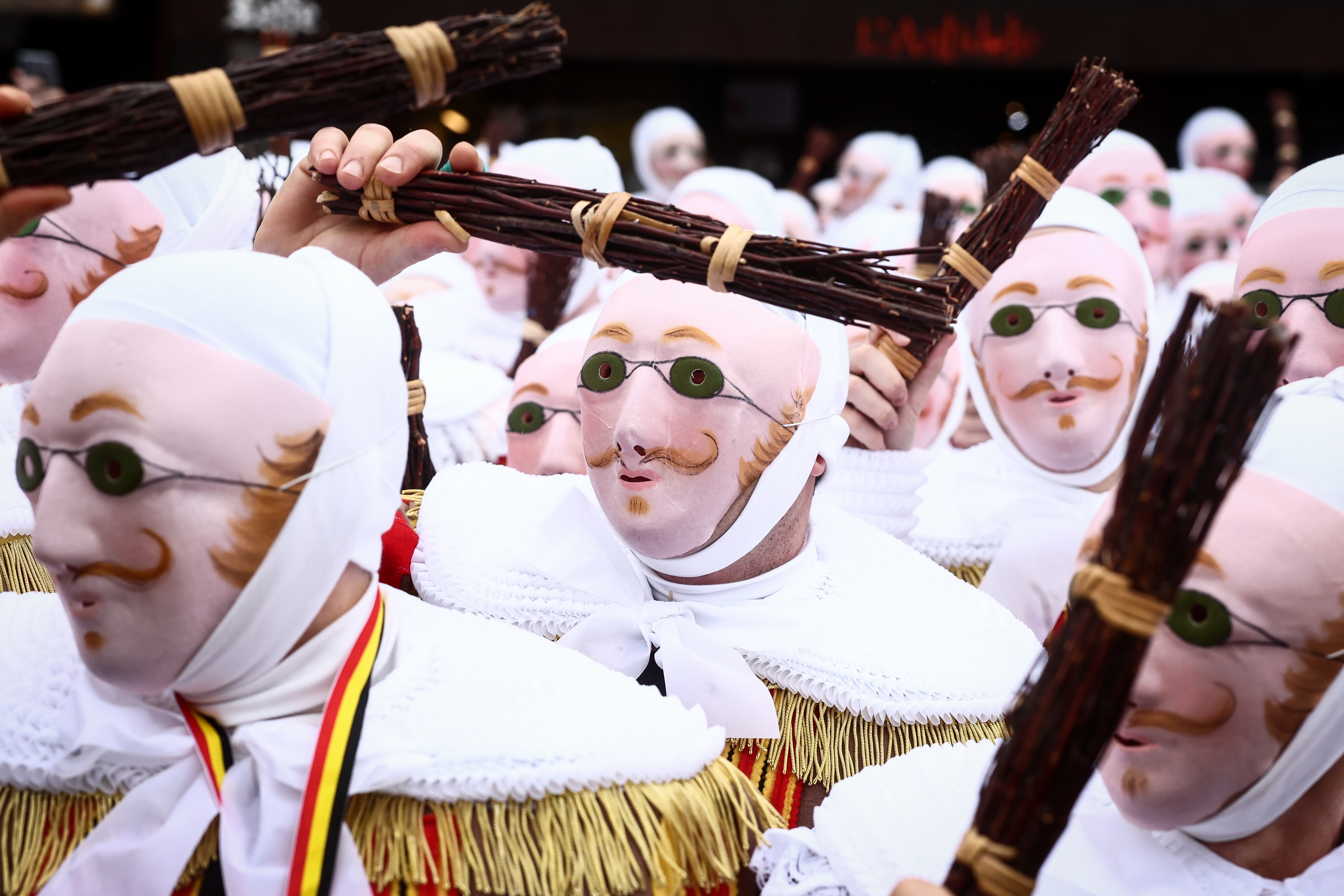 比利时班什狂欢节迎来高潮(2)