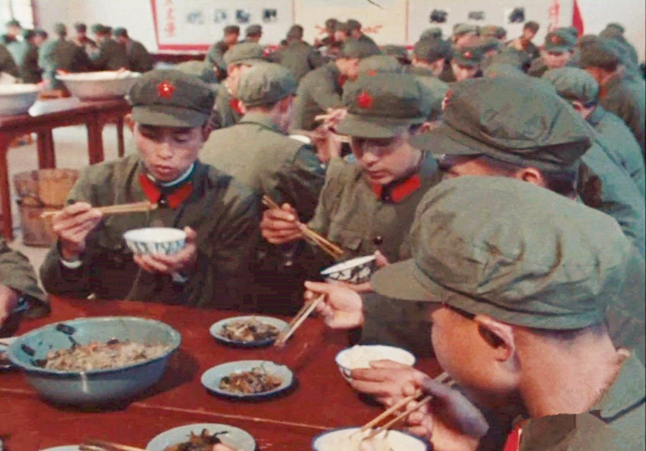 中国部队70年代伙食如何?100多人三餐花20块,空军一天伙食3块5