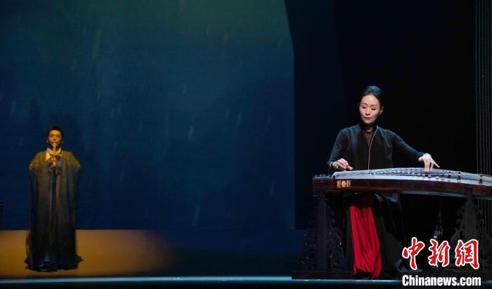 古筝演奏家赵洁楠用情境音画《如梦令》带观众"入梦"