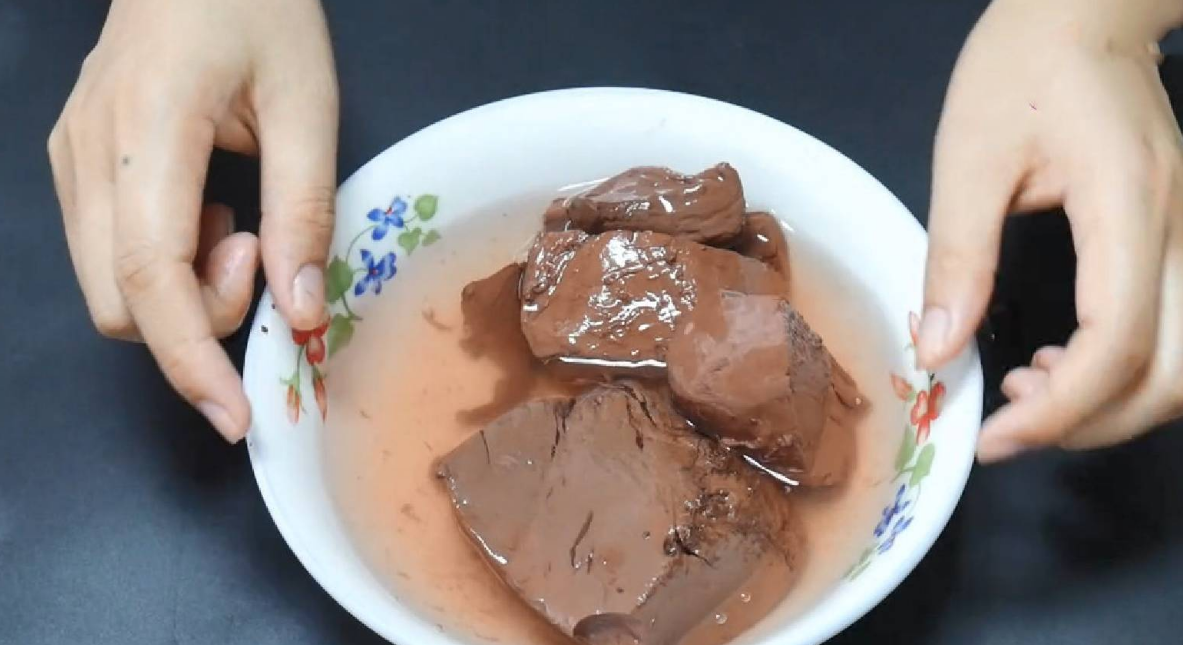 市场的"假猪血"又嫩又滑,是用什么材料做的?人吃了有啥危害?