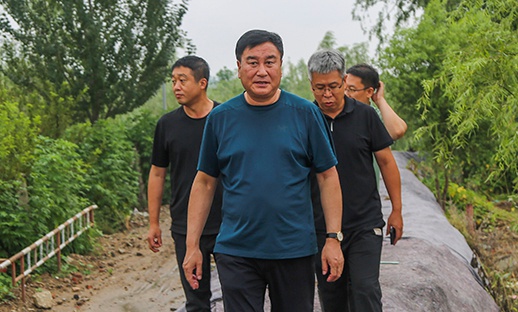 耿敏调研防汛工作并巡河