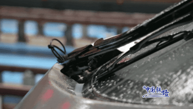 复兴号车头上有雨刷器吗?网友:地表最强小飞棍!