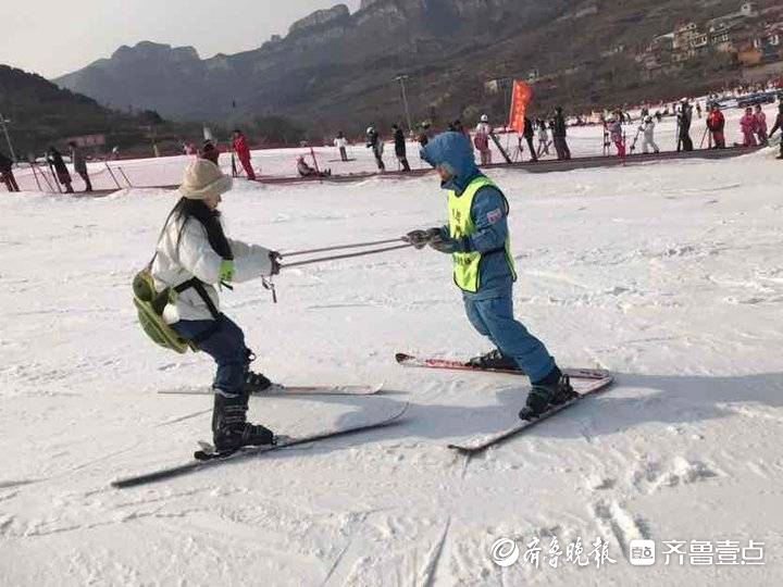 寒假進入倒計時,來濟南臥虎山滑雪場的滑雪愛好者絡繹不絕