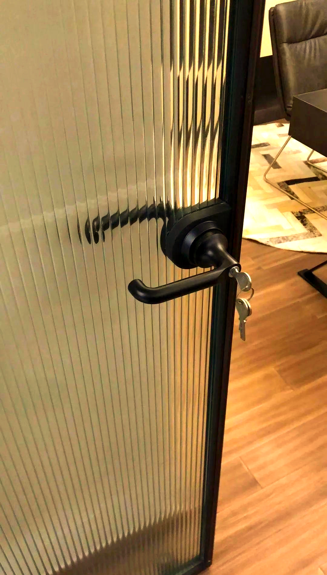 网红极窄卫生间平开门,搭配长虹玻璃,简约而不失时尚