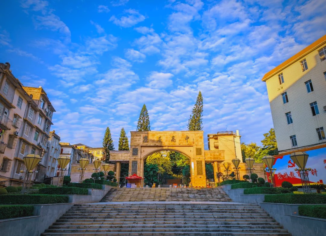 容县高中:八十三年育人辉煌,无数英才耀未来