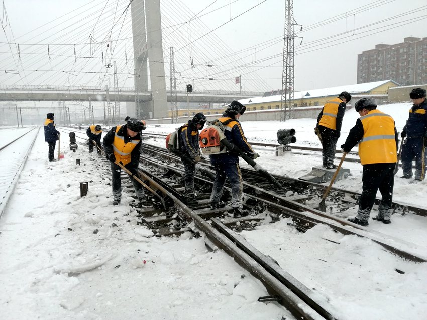 "以雪为令,见雪上岗 长春站积极应对降雪降温天气 保障旅客出行安全