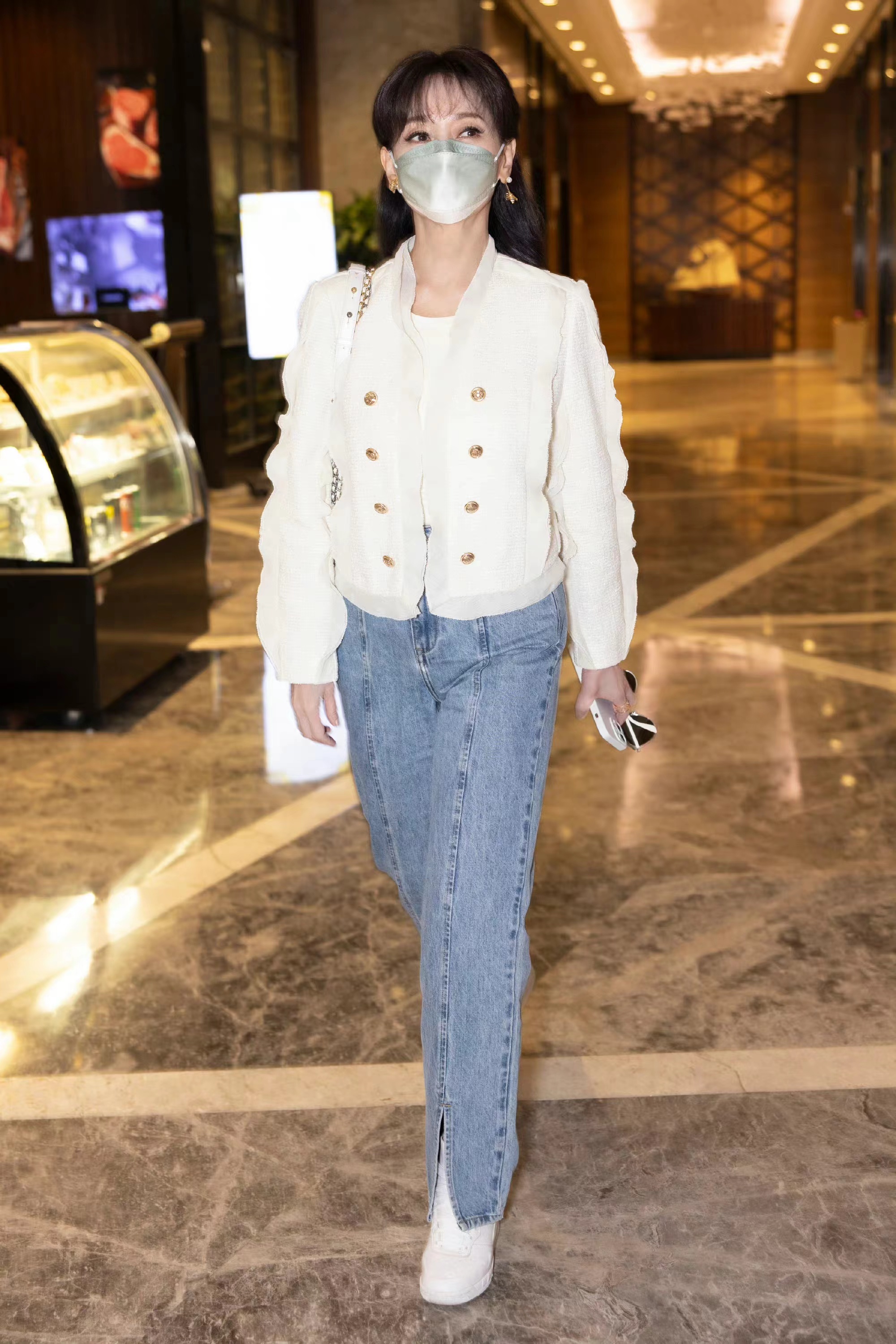 69岁赵雅芝真时尚,白色小香风外套搭牛仔裤,清爽又减龄!