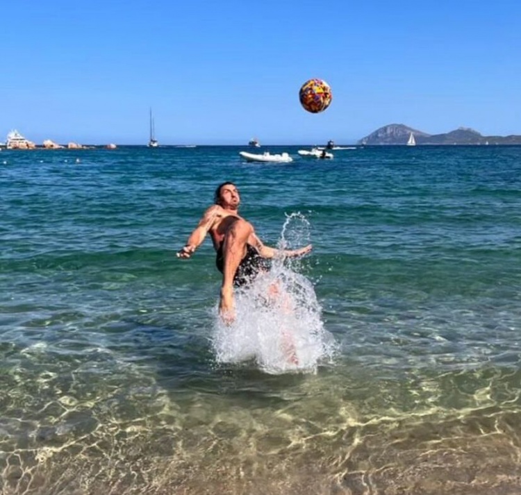 风采不减当年!伊布晒海边完成倒钩动作视频:永远年轻