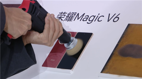 告别贴膜、不怕强光!荣耀Magic V6搭载至臻黑钻屏:行业首发全新镀膜技术