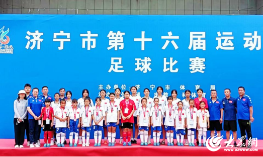 济宁高新区黄屯中心中学足球队参加两场比赛均取得优异成绩