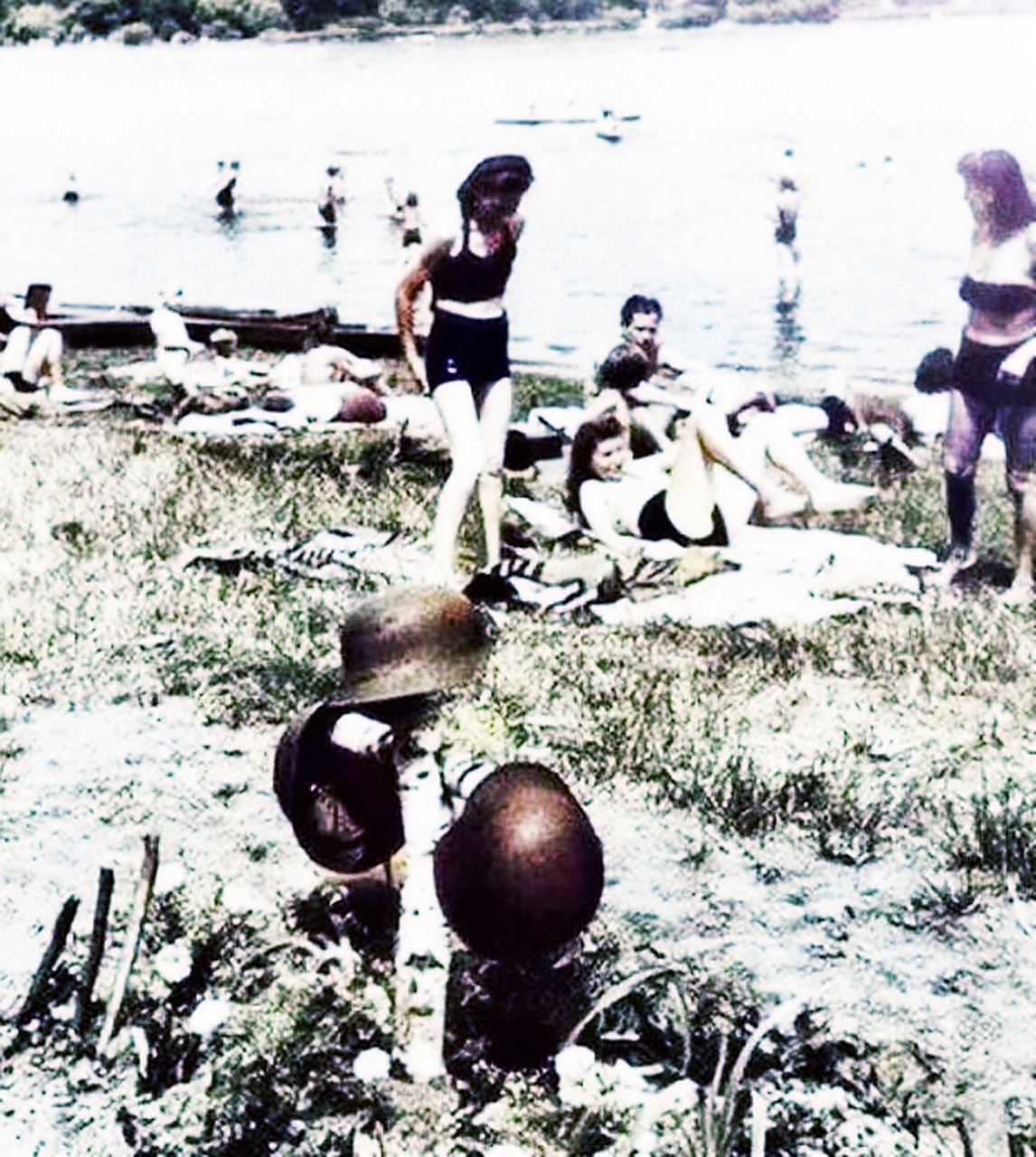 几位美女穿着泳装随意玩耍