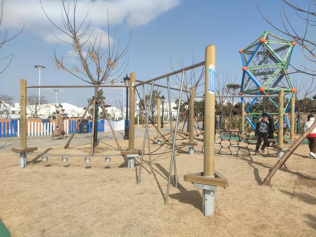 免费遛娃好去处 金沙滩啤酒城再添无动力设施