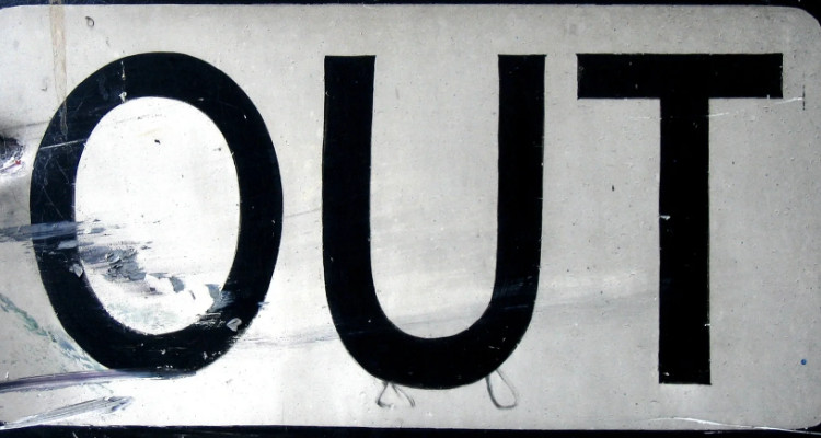 落后的英文是out吗