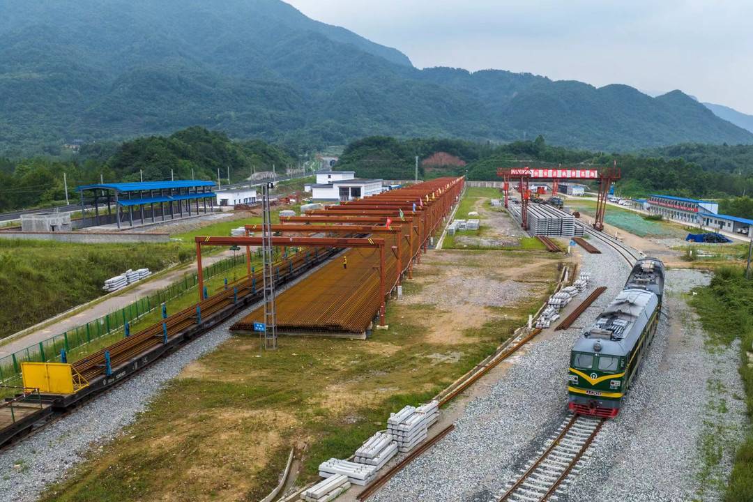 成兰铁路成川段铺轨进入高原段