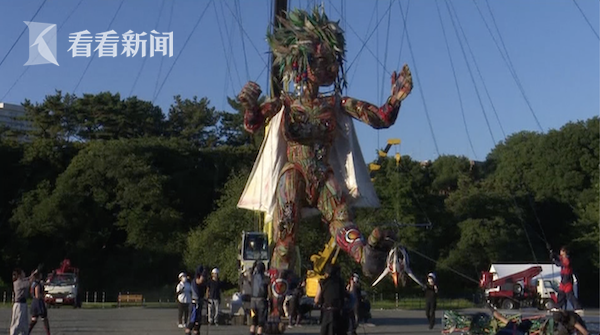 "人头气球"之后 东京上空又出现10米巨型人偶