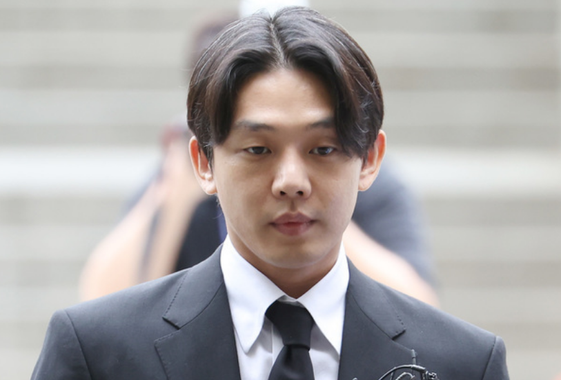 双手交叉,白发显眼,韩星刘亚仁审讯后被带走画面曝光