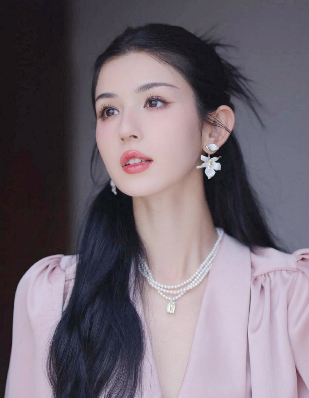 洋美女哈尼克孜,有着一张清纯妩媚的仙女脸,美如画,还有人比她更美吗?