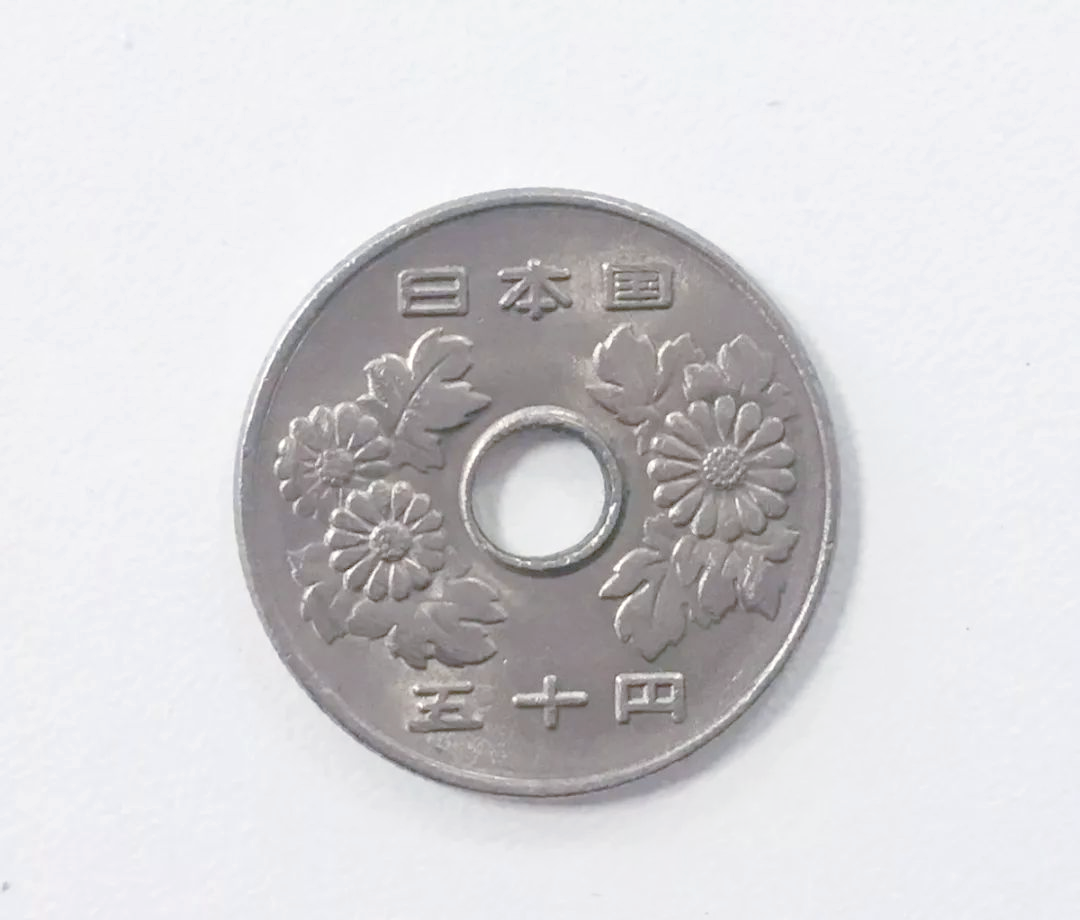 50日元硬币的设计与材质再次发生变化:其上的菊花图案位置进行了调整