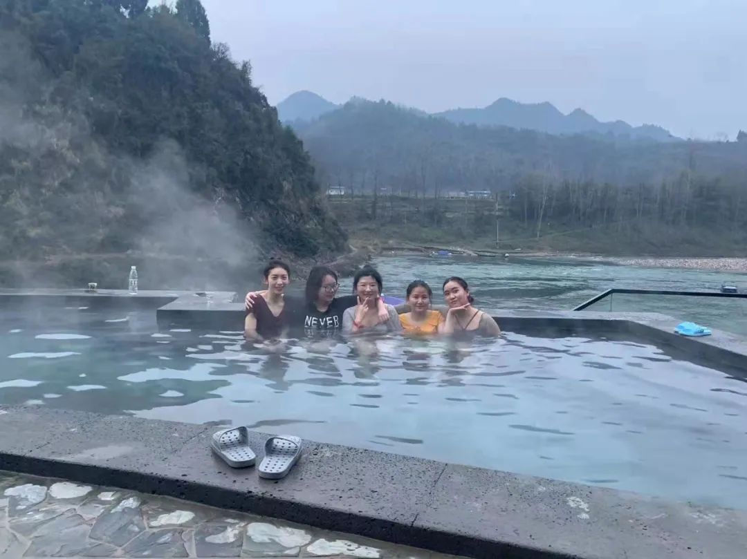 虎年春节前夕,茅岩河景区推出的"心形"温泉,成为全市春节旅游市场的