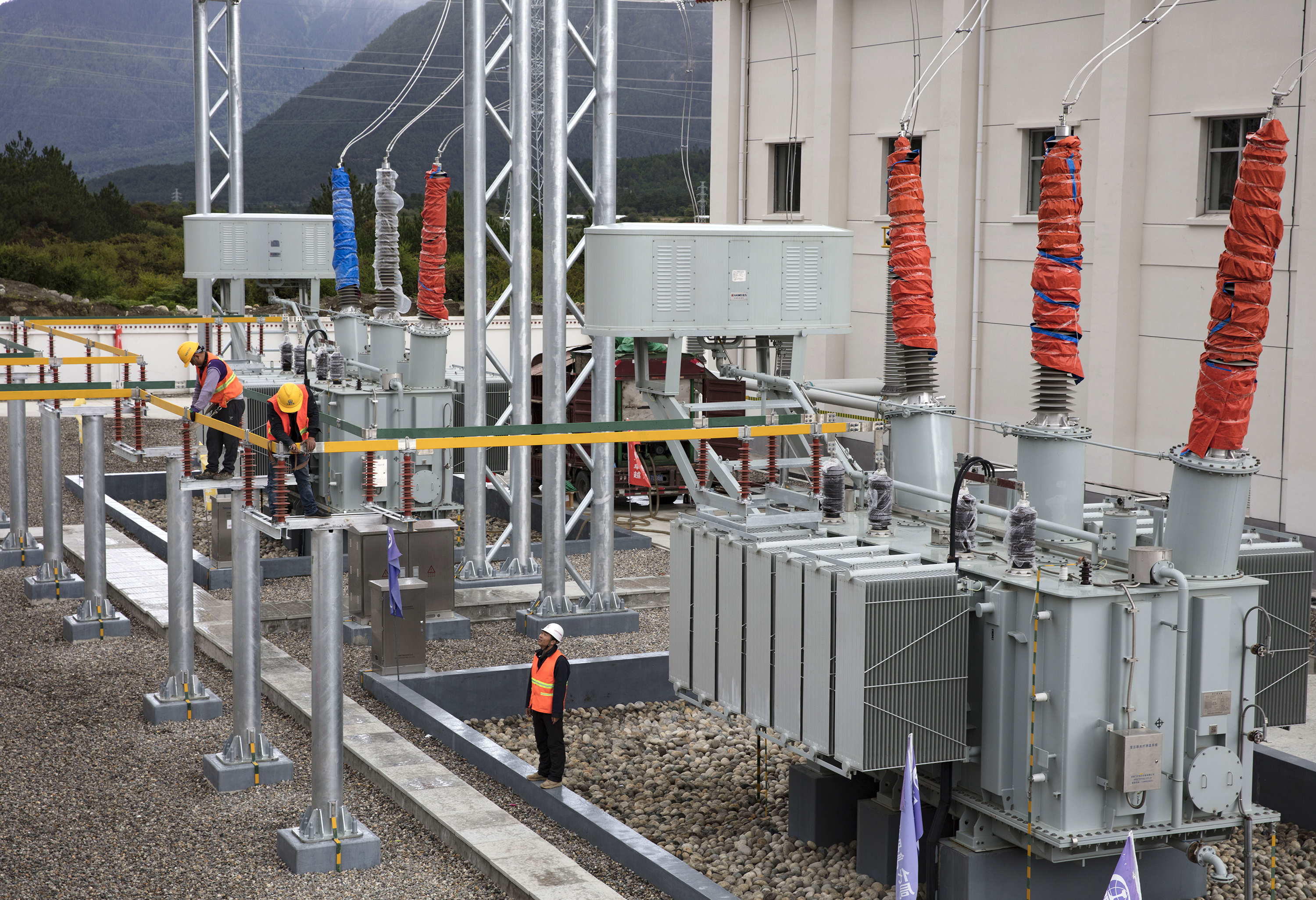 电气化局集团的技术工人在拉林铁路西藏米林牵引变电所安装主变压器