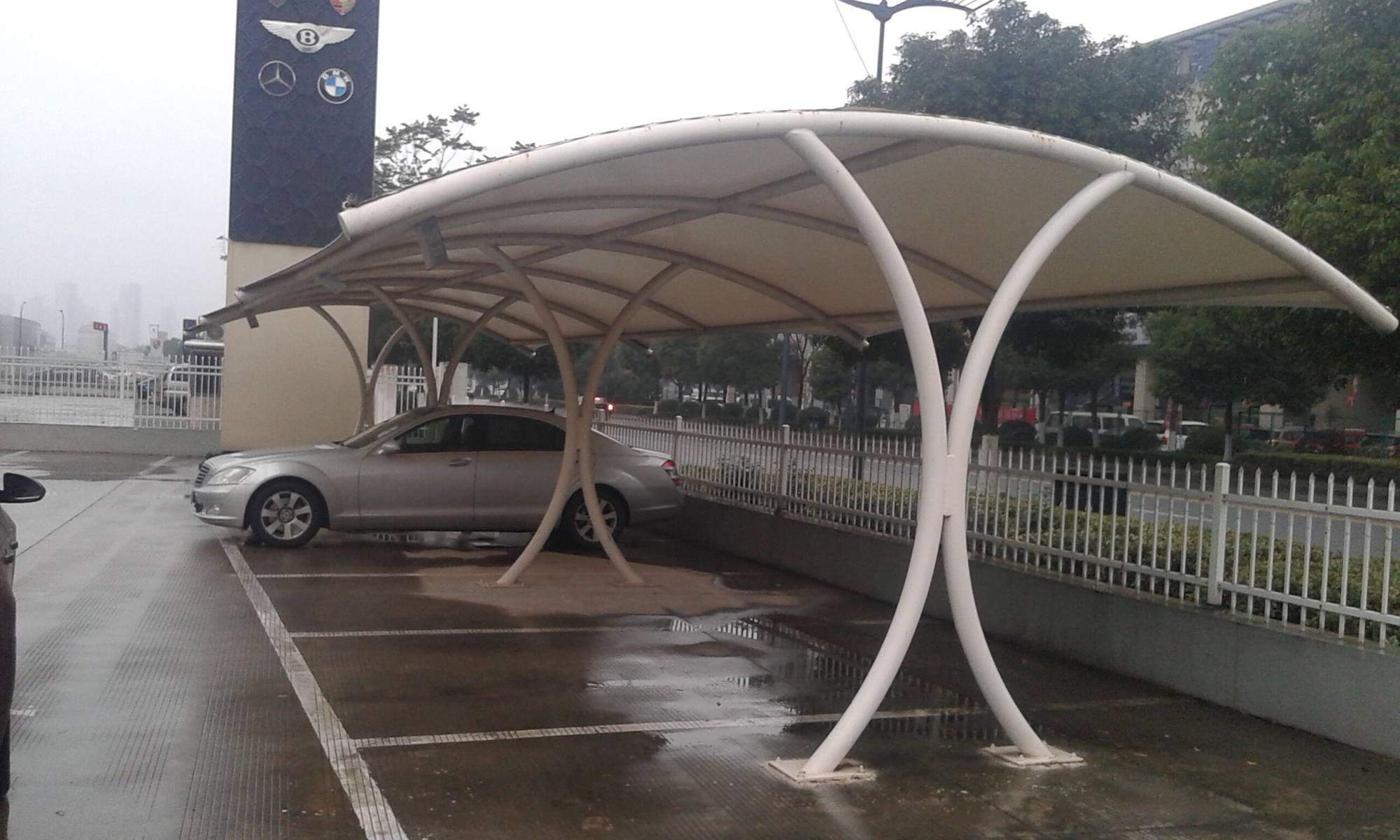 汽车停车棚,膜结构车棚大梁加工厂家,白色膜布每平方价格