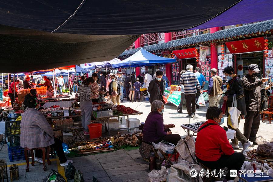 週末的濟南英雄山文化市場