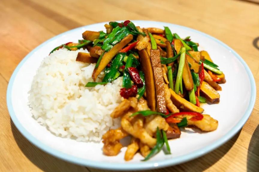 小碗菜档口韭菜香干肉丝盖饭小碗菜档口喜添新丁:现炒盖饭系列地三鲜