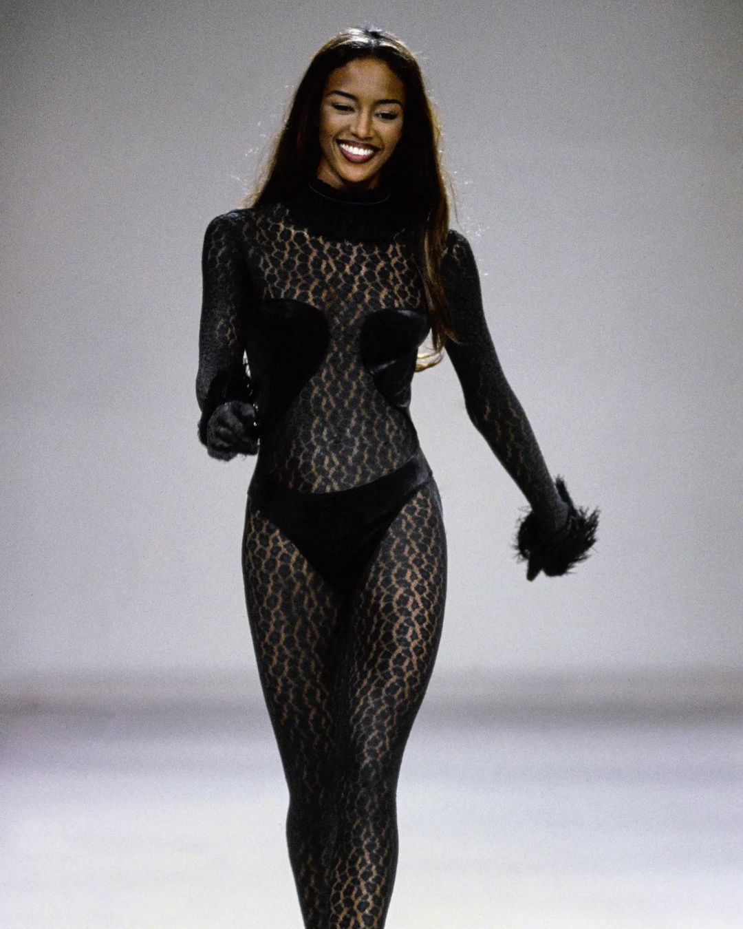 51 岁的娜奥米·坎贝尔首次在英国《vogue》上亮相9 个月大的女儿