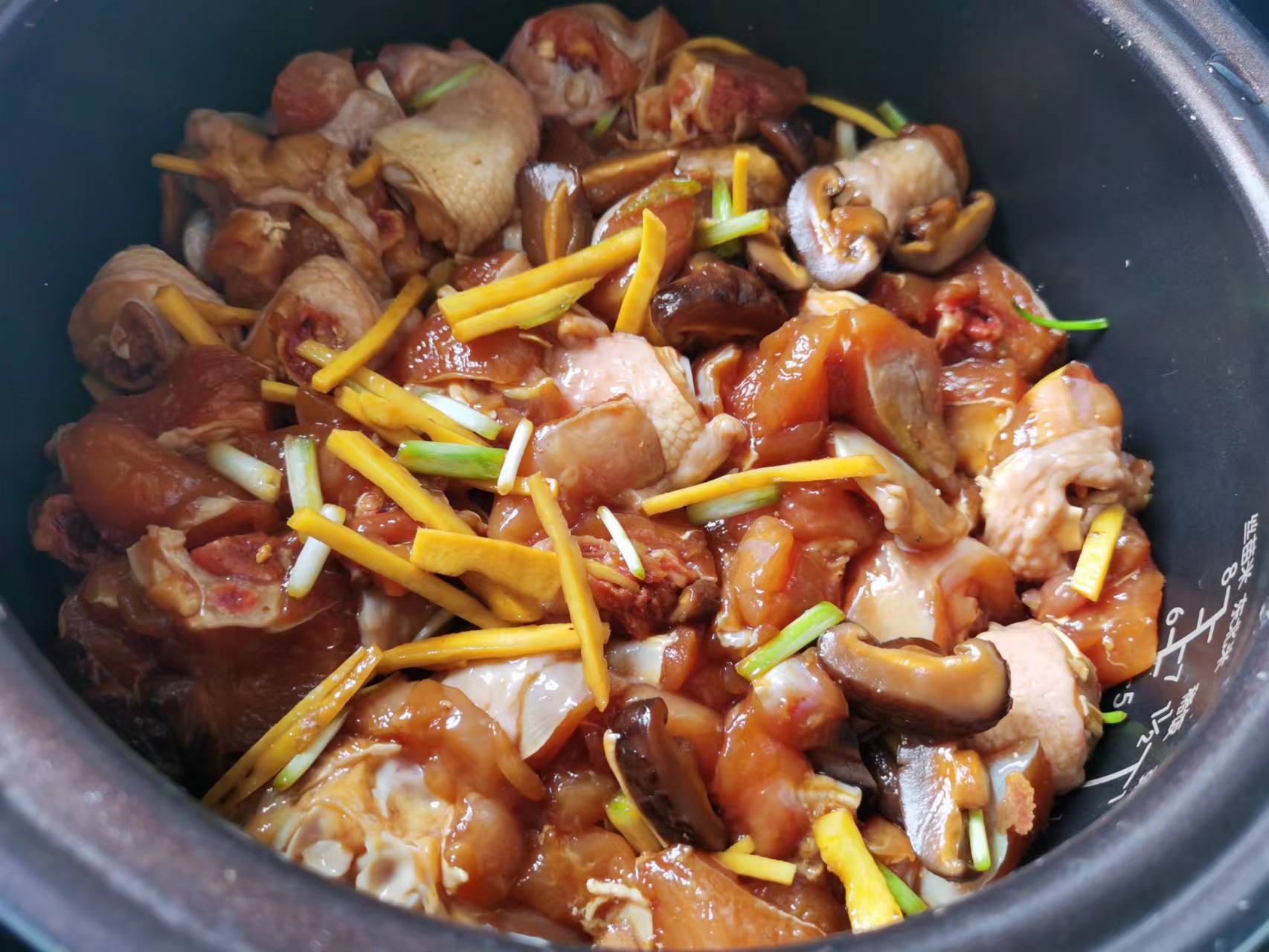 用电饭煲就能轻松做好香菇滑鸡煲仔饭,做法简单易学,米饭飘香