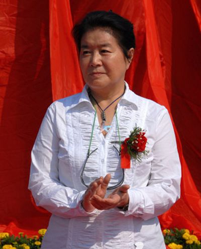 她是首位空军女少将,父亲是元帅,为我国造高科技导弹,如今77岁