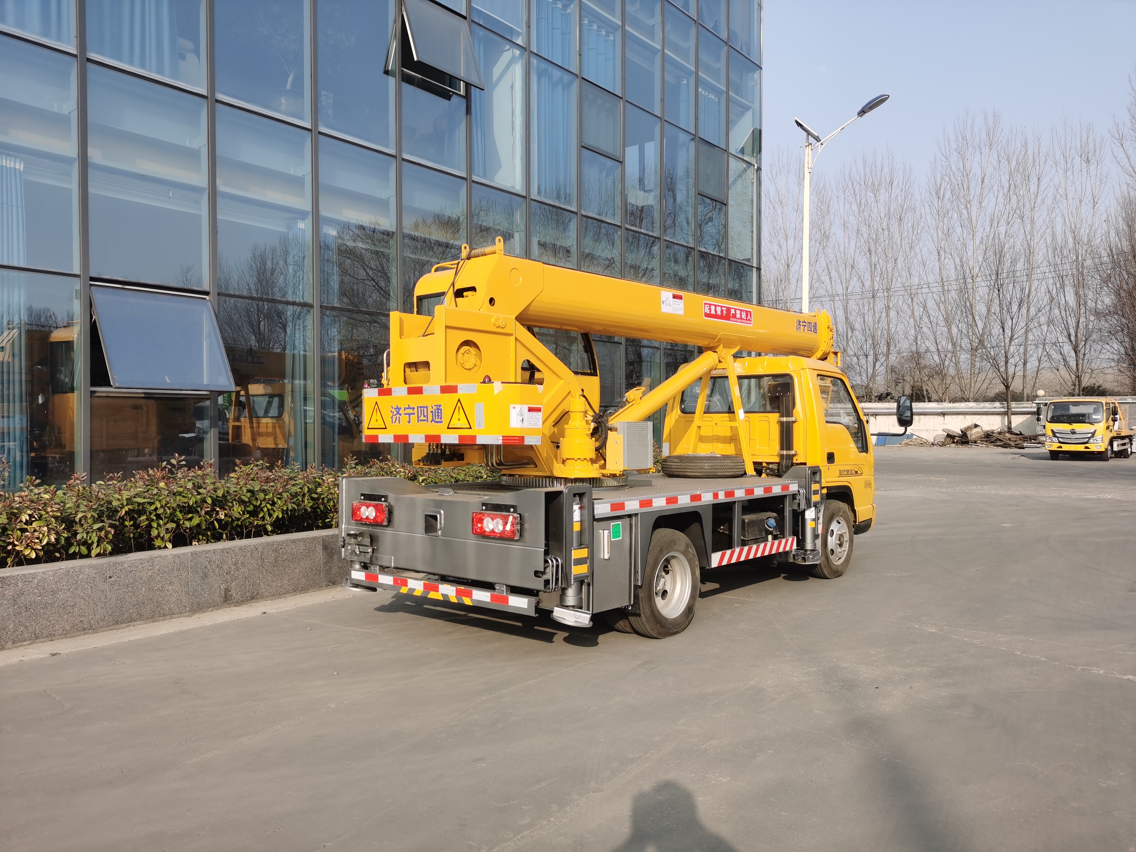 俯瞰济宁四通蓝牌吊车,后移大架1.2米,单边支腿跨距2米