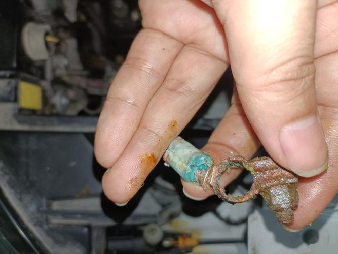 汽车电池漏液会带来两大严重后果.