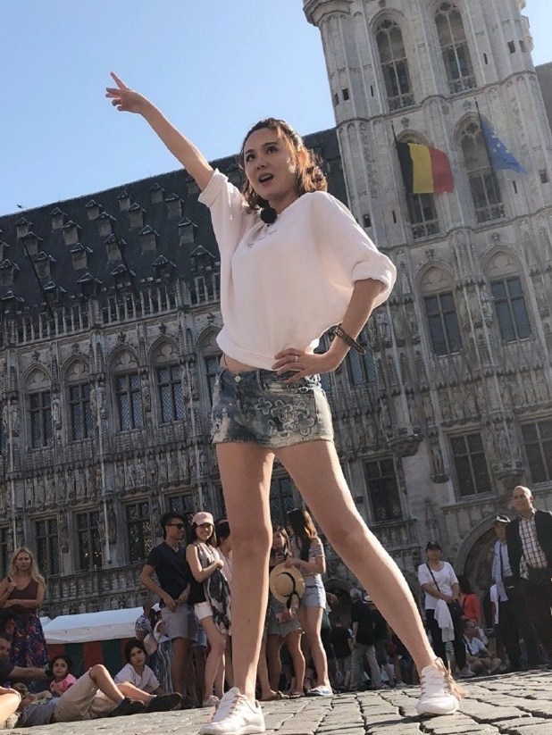 程莉莎活成了老公的骄傲,穿二分裤秀"豆腐腿",俏皮又有女人味