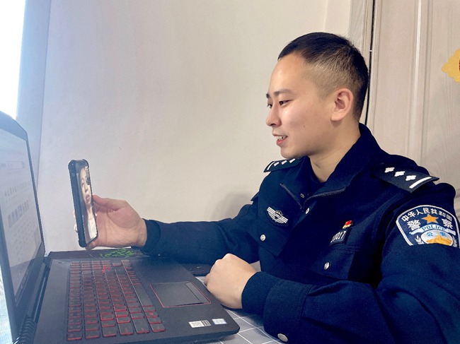移民管理警察坚守岗位"就地过年"守护平安