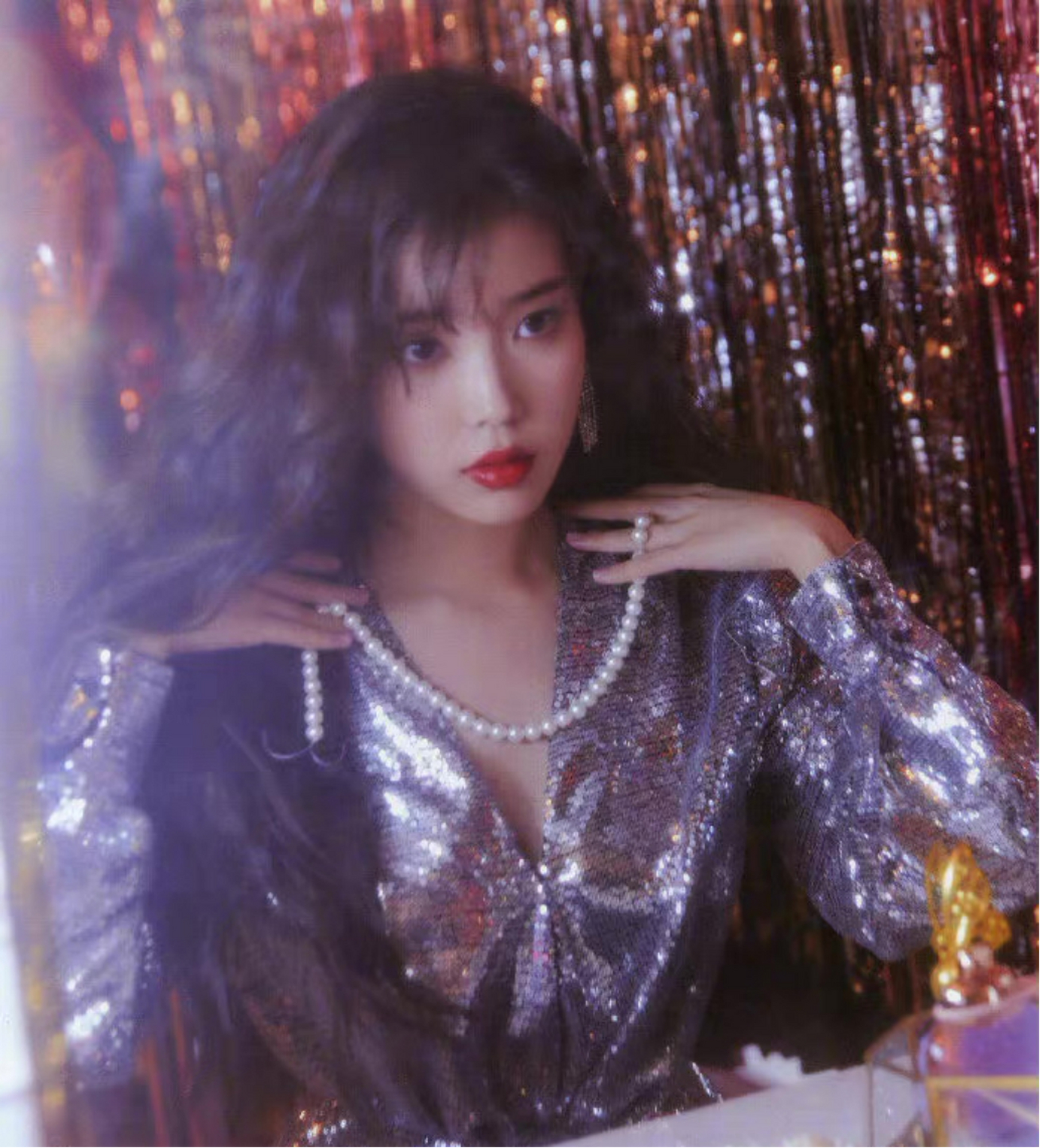 iu的一组复古造型好惊艳,亮片连衣裙搭羊毛卷发,很是性感撩人