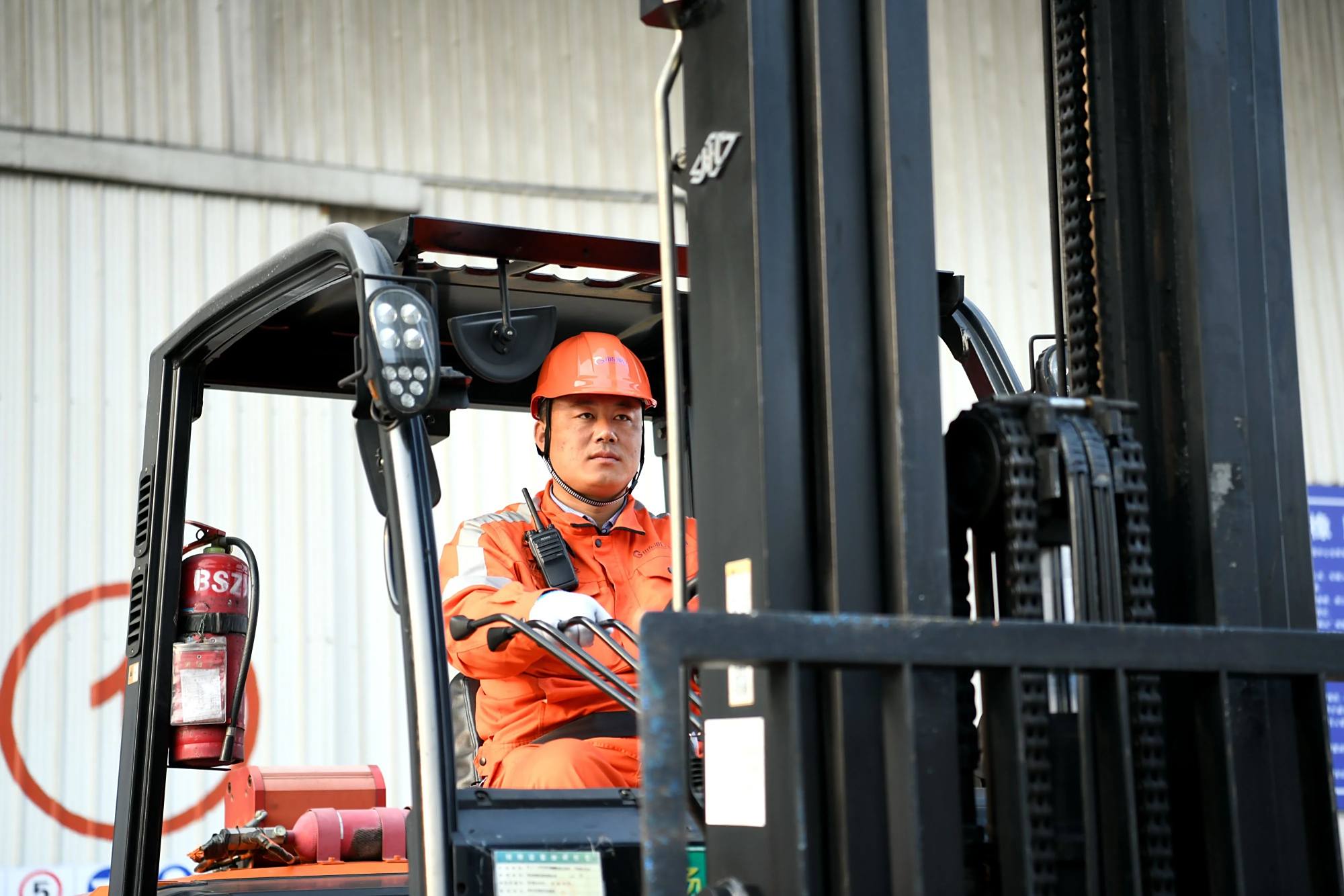 给他一辆叉车,他能搬动天下