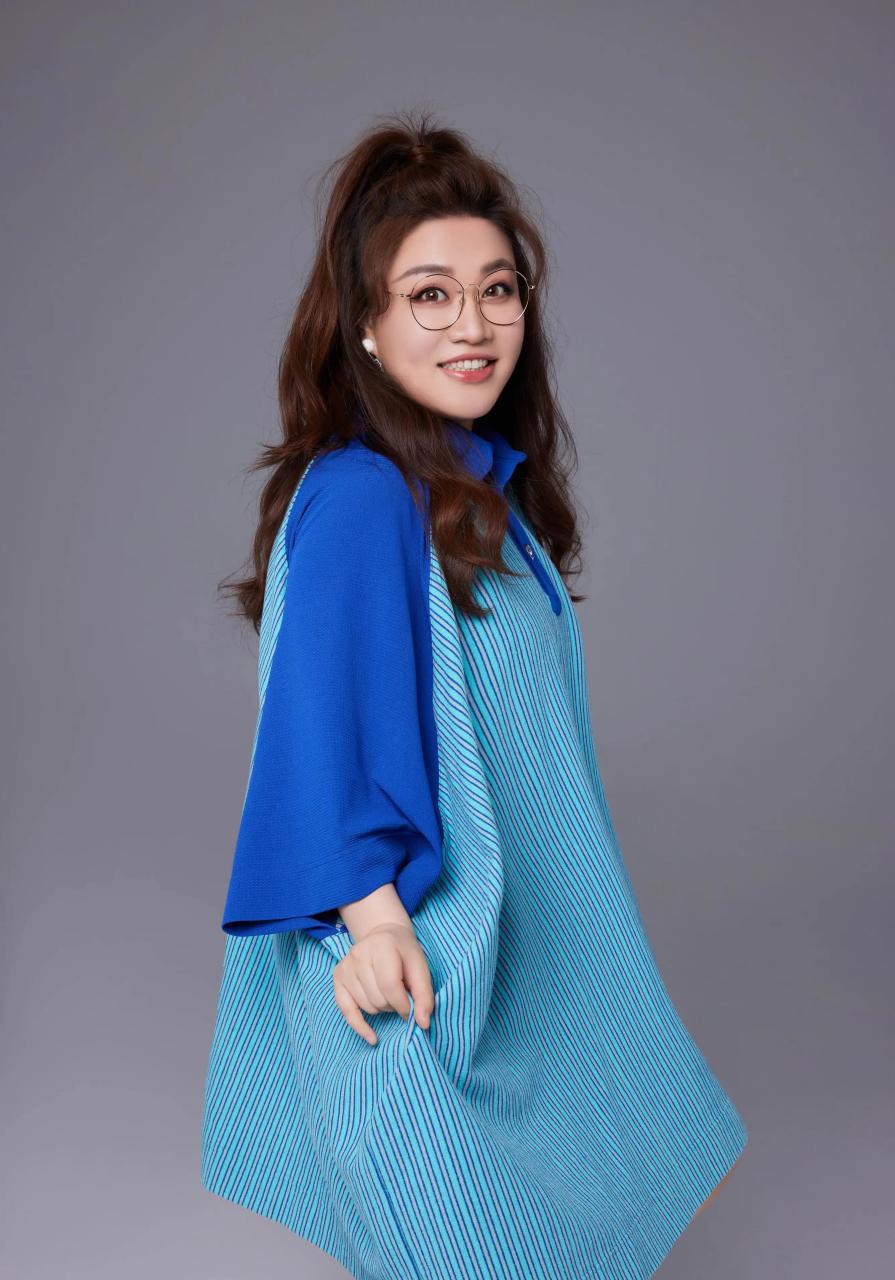 蒋诗萌,出生于辽宁省沈阳市,2010年,她考入了北京电影学院相声喜剧