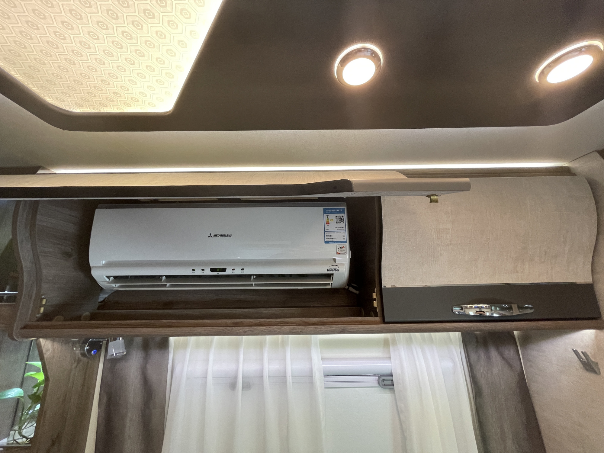 罗曼1号c型房车,颜值在线的实力派,标配1200ah锂电1000w太阳能