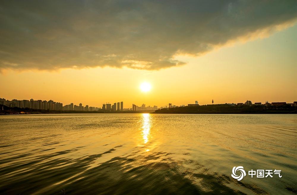 一半晴天一半云 广西南宁现"阴阳天"景观