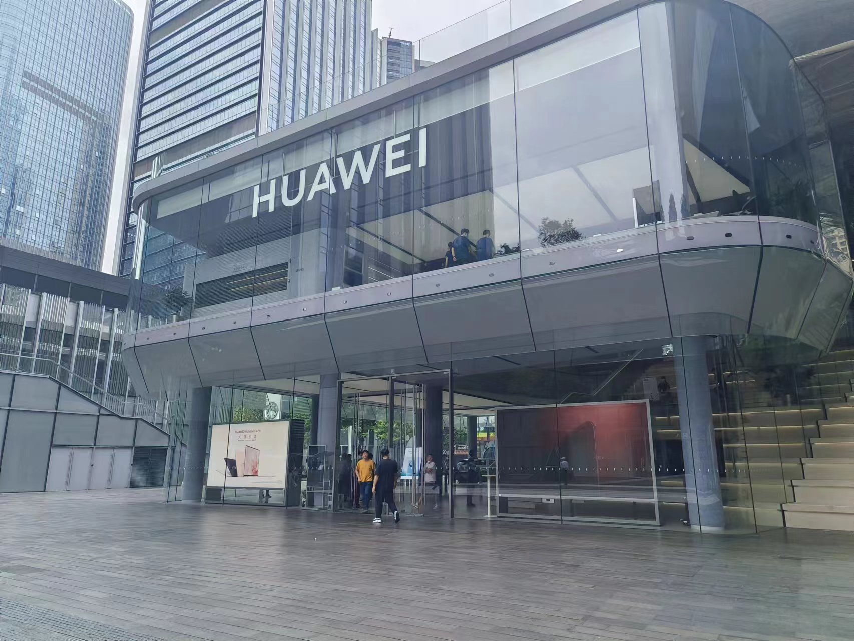 华为旗舰店 图源:时代财经另外,根据华为方面的数据,截至今年9月,已有